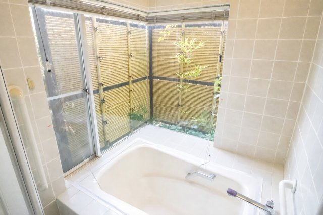 明るく清潔なバスルームは、一日の終わりを気持ちよく締めくくる場所。何気ない時間こそ、心地よく