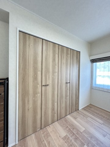 寝室のクローゼットになります。お部屋もスッキリと片付けられます。