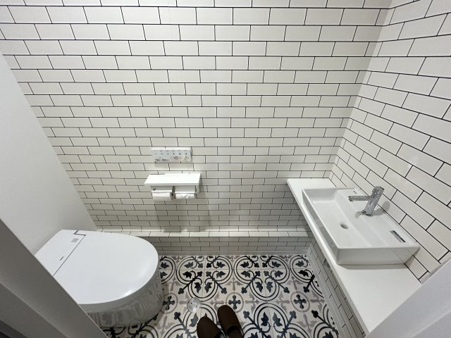 トイレには手洗い水栓もあり、使い勝手も良好です。
