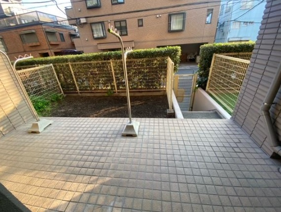 専用庭には階段があります。