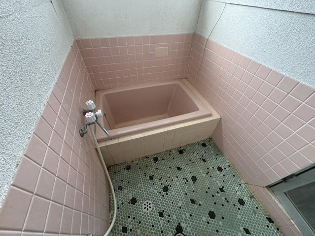 レトロなタイル張りが印象的な浴室です。コンパクトながら浴槽スペースをしっかり確保しており、一日の疲れをゆっくり癒せます。窓付きのため換気もしやすく、湿気対策にも配慮された仕様。