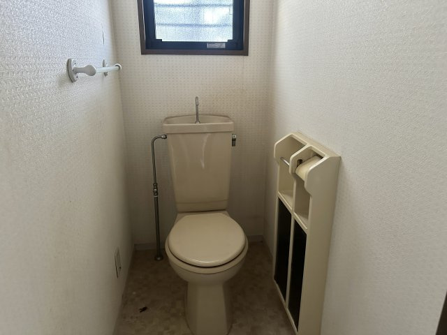窓付きのトイレは自然光が入り明るく清潔感のある空間。換気もしやすくこもりがちなニオイ対策にも配慮されています。収納棚も備わっておりトイレットペーパーや掃除用品をすっきり整理できます。