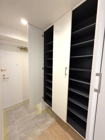 【靴が多くても安心。抜群の収納力を誇る大型シューズボックス】　玄関横には、天井近くまで高さを活かしたトール型の大容量シューズボックスを完備しています。