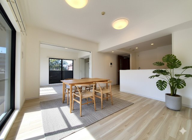 広々としたリビングは友人が集まっても楽しめる広さです※家具をCGで加工しており、家具付き販売ではございません。