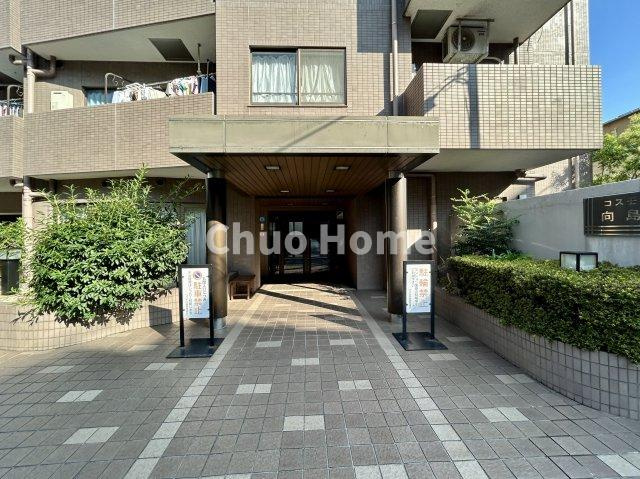 【エントランス】マンションのエントランスは、その物件の印象を決める、顔とも言える場所です。毎日通る場所ですからきれいなのが一番です。エントランス内はオートロックですので暮らしの安全も確保されています。
