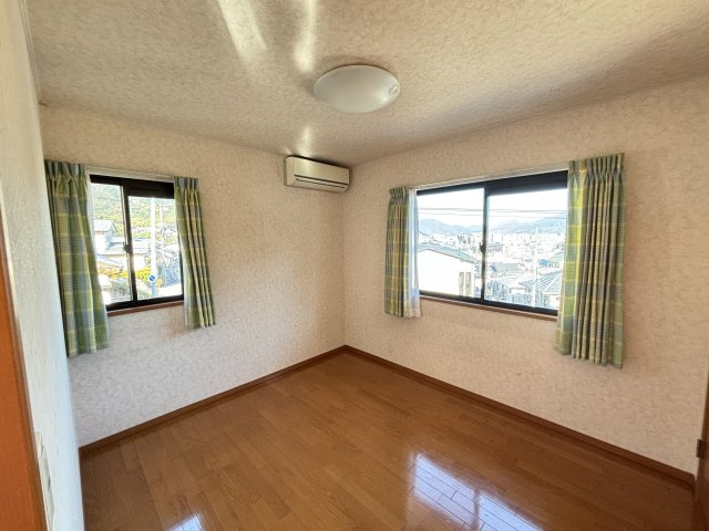 2階5.5帖の洋室は2面採光で明るく開放感のあるお部屋です。窓から街並みと山の景色が広がり暮らしに心地よい眺望をプラス。フローリングの清潔感ある空間は寝室や書斎子供部屋としても使いやすいサイズ感です　