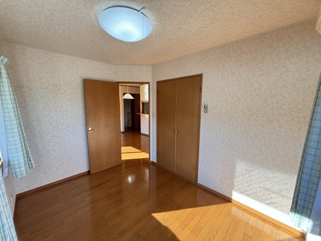 5帖洋室は明るいフローリングが心地よくコンパクトながら家具配置がしやすいバランスの良いお部屋です。クローゼット完備で衣類や日用品をすっきり収納でき生活空間を広々と使えます。窓から自然光が差し込みます