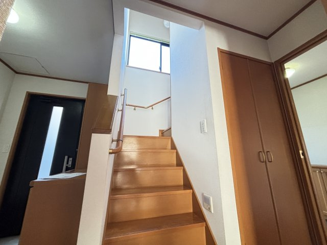 玄関から続く明るい階段は窓から自然光が差し込み上りやすい開放的な造りです。手すりがしっかり設けられており小さな子供やご年配の方も安心。2階へ自然につながる動線で家族の生活空間をスムーズに行き来できます