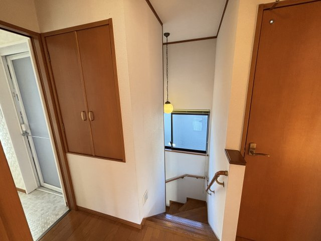 2階ホールから見える階段は、窓のある明るい空間で、日中は照明をつけなくても快適に利用できます。手すり付きで安全性が高く、毎日の上り下りも安心。周辺には収納もあり、生活動線が整った便利なレイアウト。