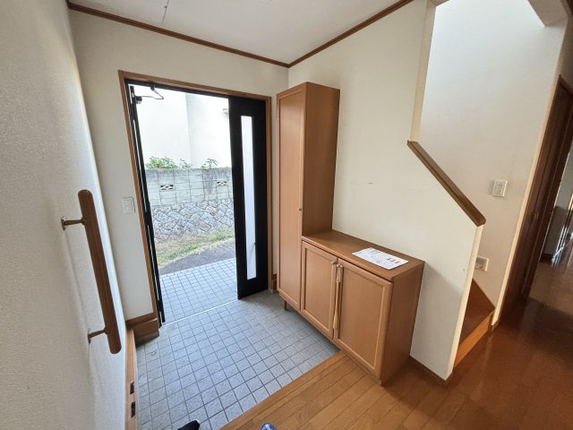 十分な収納を備えた玄関は靴や日用品を整理できいつも清潔感を保てる空間です。採光のあるドアで明るさも確保され第一印象も良好。ゆとりある広さで来客時の対応もしやすく家族の動線にも配慮されて使い勝手よいです