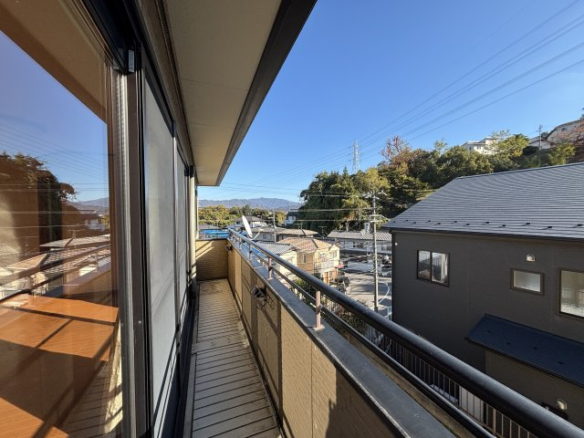 2階のベランダは視界が広がる開放的なスペースで洗濯物がよく乾く日当たりの良さが魅力です。山や街並みを望む景色が気持ちよく家事の合間にほっとできる環境。手すりも設置され安全性にも配慮されたバルコニーです
