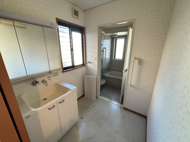 洗面所から直接出入りできるバスルームは家事動線がスムーズで使い勝手の良いレイアウトです。明るい窓付きの浴室は換気がしやすく湿気がこもらず快適な空間。洗面所には収納力のある三面鏡や洗濯機置場備わってます