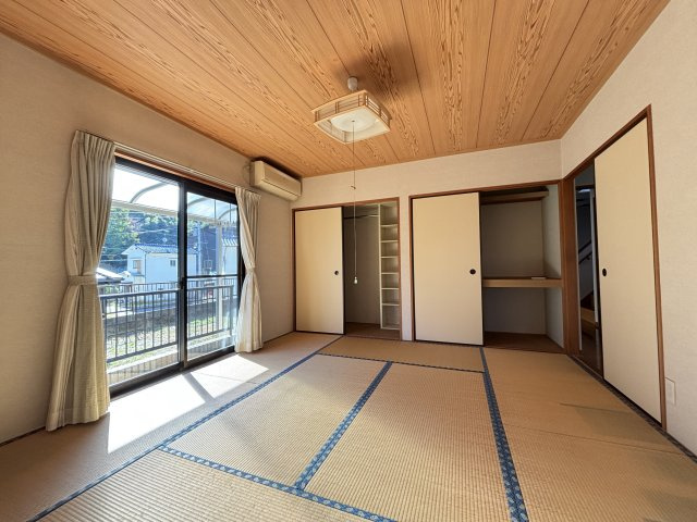 広々とした8帖の和室は天井の木目が美しく落ち着いた和の雰囲気を存分に味わえる空間です。南向きの大きな窓から明るい日差しが入り庭の景色も楽しめます。来客用の座敷としてまた家族のくつろぎスペースに最適です