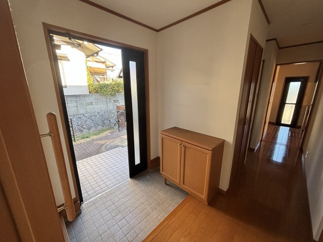 明るい採光ドアが迎える玄関はゆとりある広さと収納を兼ね備え来客時にも印象の良い空間です。下駄箱があり靴や日用品をすっきり整理でき生活動線もスムーズ。廊下へと自然につながり機能的なレイアウトです。