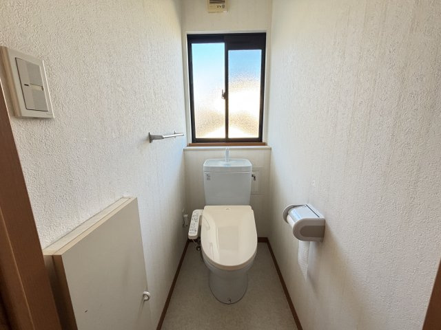 シンプルで清潔感のあるトイレは窓付きで明るく気持ち良い空間です。自然換気ができるためこもりがちなニオイも軽減。温水洗浄便座を備えており季節を問わず快適に使用できます。ゆとりある間取りで動きやすいです。