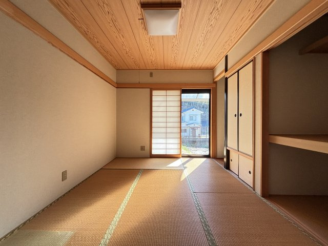 広さ6帖の和室は採光良好で、柔らかな光が畳に広がる心地よい空間です。伝統的な障子と木の風合いが調和し、落ち着いた和の雰囲気を楽しめます。押入れや床の間もあり、客間や寝室としても活用しやすい一室。