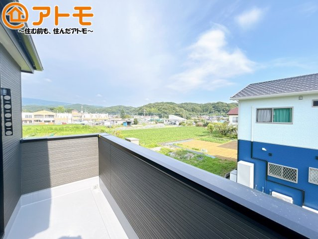 やっぱり助かる広々バルコニー♪お布団や洗濯物を干せるのはもちろん、広々としたバルコニーで少しでも家事を楽ちんに！