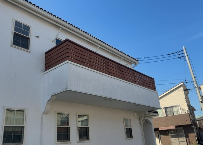 バルコニーは、室外の専用スペースのうち、「屋根がなく開放された空間」であるものを指します。ベランダより広いタイプのものが多く、日当たりもよいため家庭菜園などを楽しみたい人にとって適した環境となります。