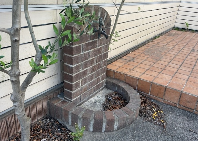 敷地内に散水栓や立水栓があると便利です。水道水を直接利用できるため、水を運ぶ手間を省くことが出来ます。大量の水を必要とする洗車作業や清掃などに役立ちます。その他設備とあわせて、現地でご確認ください。