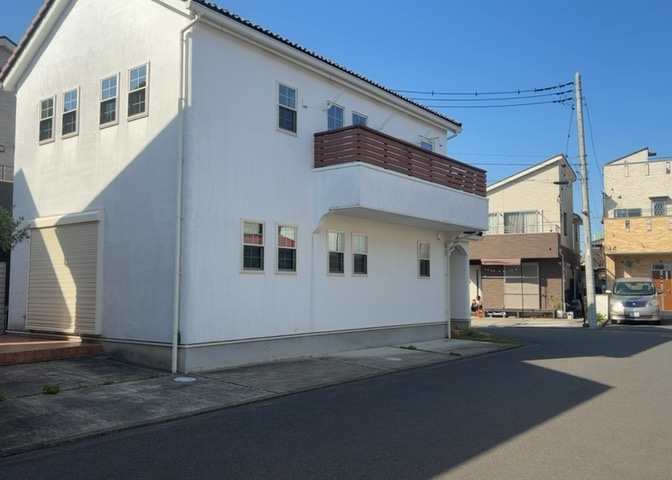 南側道路の場合は長い時間光を入れ込むことができるため、庭やリビングを道路側に持ってくることが多く土地価格も高い傾向にあります。一方北側道路だとリビングや庭が南側になりプライバシーを守ることができます。