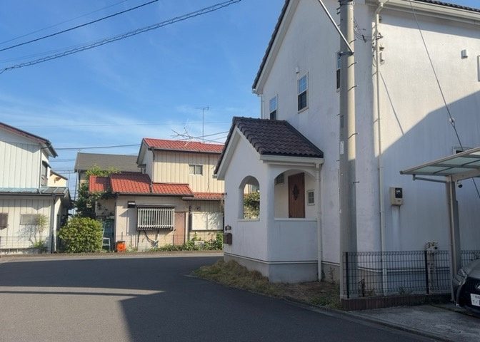 東側道路の場合は居室を南向きに設計しやすいため、朝日が入りやすいというメリットがあります。一方、西側道路も東側同様に居室を南向きに設計しやすいのですが、住宅地だと朝日が入りにくいという弱点があります。