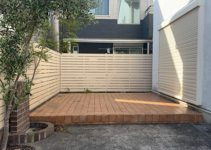 庭のある家に住むことのメリットとして、子どもたちの遊び場を確保できること、ガーデニングや家庭菜園を楽しめること、明るさを確保できることがあります。また、配置を工夫することでプライバシーが確保できます。
