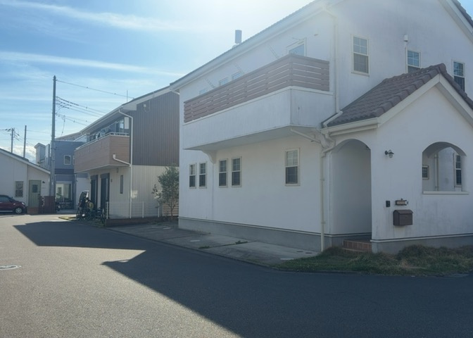 住宅用の土地では前面道路に2m以上接していなければならないと法律で定められています。しかし、お持ちの車のサイズやライフスタイルなどにより、2mでは利便が悪い場合もございますので、事前に確認しましょう。