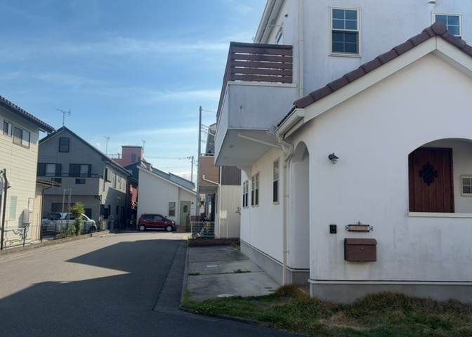 道幅が広い場所は日当たりや風通が良好です。幅が広いのですれ違いも可能ですし大きな車でも駐車可能！一方で、大型車が通ることも多くなるため交通量の増加により騒音に繋がります。また土地の値段が高くなります。