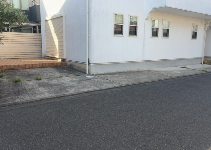 駐車場と明記されていても、最小スペースでつくられた駐車場だと大型車は駐車できなかったり、出入りしにくくなったりする可能性があります。お車のサイズと購入したい物件の駐車場のサイズを現地で確認しましょう。