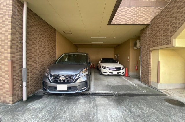 屋根付きの駐車場のため、雨の日でも落ち着いて乗り降りできます。