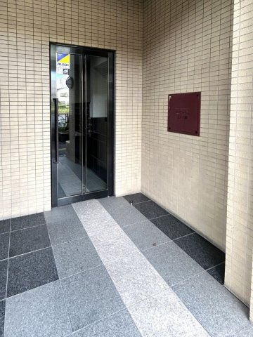 無駄のないデザインのエントランスで、清潔感が保たれています。