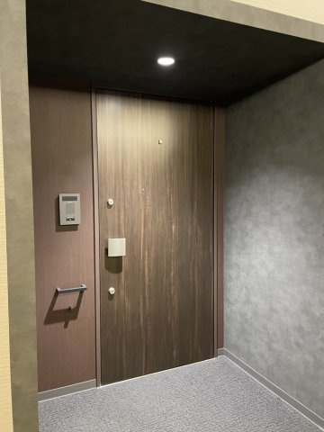 プライバシー性に配慮された内廊下設計の玄関前。