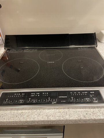 同時調理が可能な3口コンロで、日々の料理も快適。