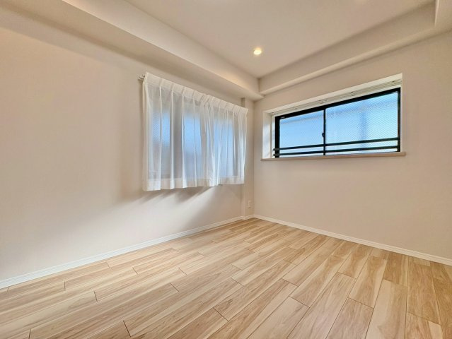 洋室7.4帖　収納付きで、お部屋がすっきり片付きます。