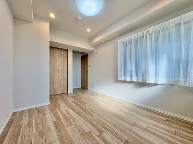 洋室7.4帖　収納付きで、お部屋がすっきり片付きます。