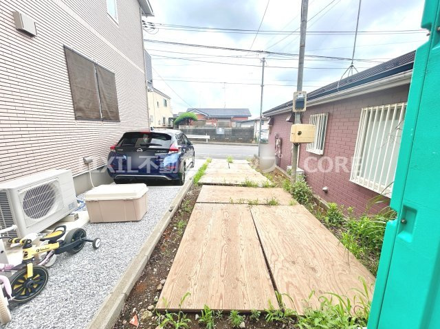 ゆったりとした駐車スペースを確保いたしましたので、大きめのお車でも駐車可能です。