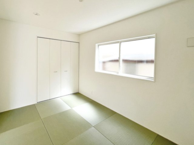 ゆっくり寛げる、リビングに併設された和室です（施工例）