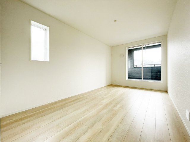 8.3帖寝室、バルコニーに面した明るいお部屋です。（施工例）