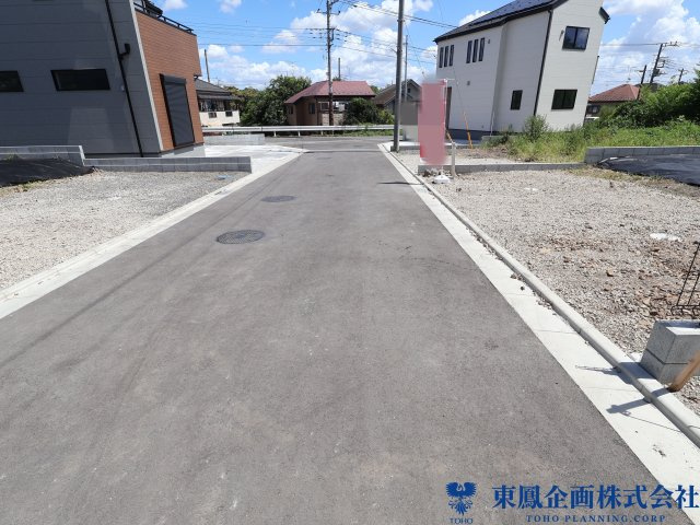 前面道路が広く、開放感のある立地です。　