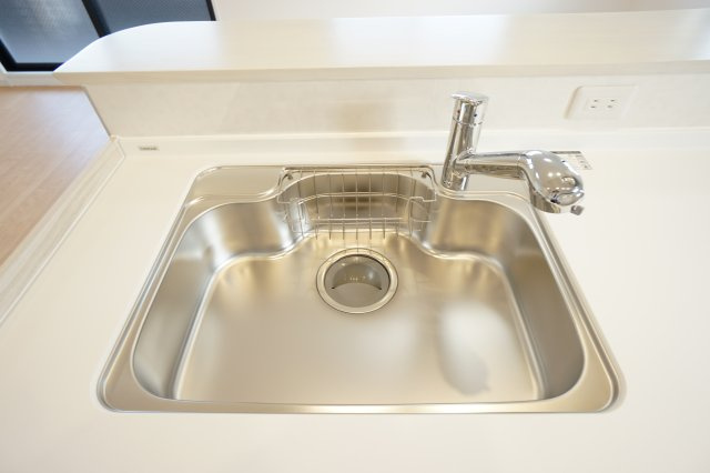 広々としたシンクで食器や調理器具等の洗い物が楽にできます。水栓は浄水器付きです。　簡単においしいお水を使用することが出来ます。カートリッジの交換も簡易です。シャワーホースタイプでお掃除も簡単に行えます