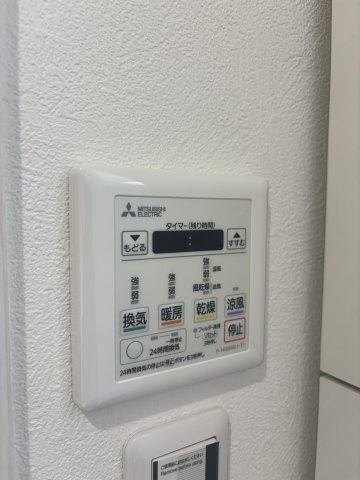 浴室の換気はもちろん、衣類乾燥、24時間換気、暖房、冷風機能があり、雨の日の衣類乾燥や、　ヒートショック対策、カビ対策等機能性等に優れております。浴室リフォームでとても人気な商材です。