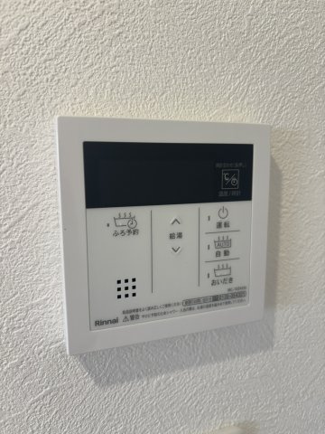 給湯器も交換済みです。自動湯張り、追い炊き機能付きです。　浴室、リビング（キッチン）の2か所で操作する事が可能です。