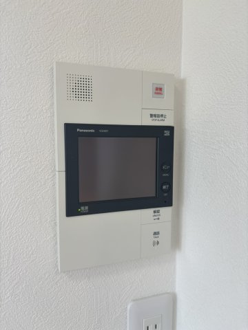 モニター付きのインターホンを採用しています。　声だけではなく、映像も映ることで安心してお客様を迎えられます。