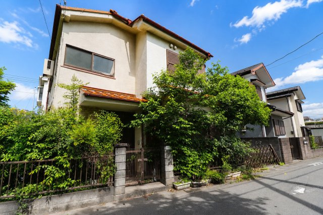 現在は昭和62年築の木造2階建ての古屋がございます。古屋の解体費用のお見積りや、新しいお住まいの建築プランについてもお気軽にご相談ください。