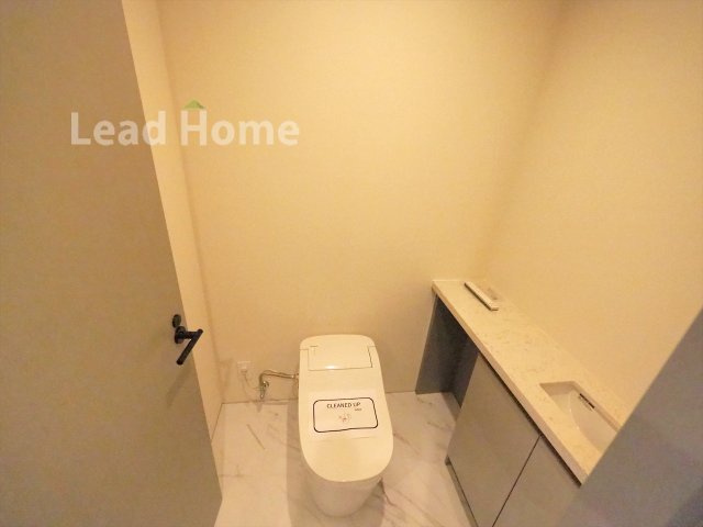 手洗い付きで清潔感のあるトイレです。