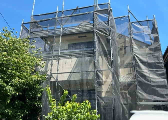 バルコニーは、室外の専用スペースのうち、「屋根がなく開放された空間」であるものを指します。ベランダより広いタイプのものが多く、日当たりもよいため家庭菜園などを楽しみたい人にとって適した環境となります。