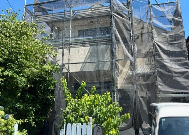 木造住宅とは土台、壁、柱など建築物の強度を支える構造体の材に木が使用されている構造を指します。構造体は建物の自重を支えるだけではなく風圧や水圧、積裁荷重などあらゆる衝撃に耐えるための基礎です。