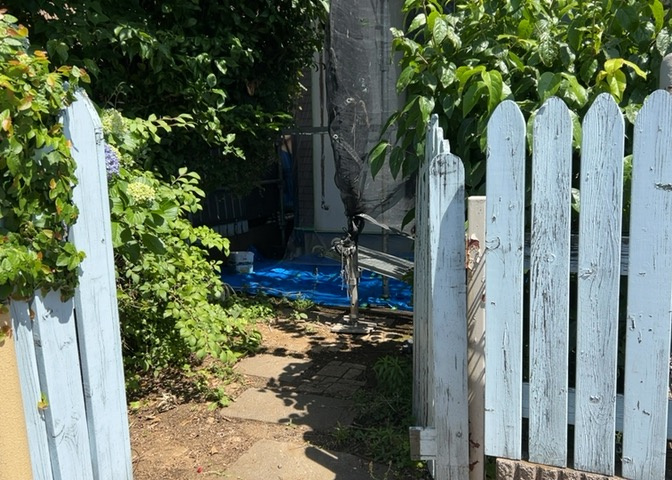 床下換気口は、床下に湿気がこもることを防ぎ、効果的に換気を行うために設置されています。床下換気口が設置されていない建物は、基礎パッキング工法などにより換気を行なっています。詳細は現地でご確認ください。