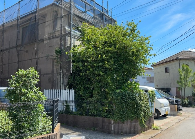 東側道路の場合は居室を南向きに設計しやすいため、朝日が入りやすいというメリットがあります。一方、西側道路も東側同様に居室を南向きに設計しやすいのですが、住宅地だと朝日が入りにくいという弱点があります。
