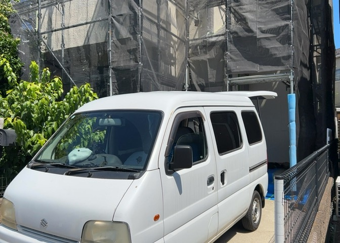 車一台あたりに必要なスペースは、標準サイズの普通自動車で横幅2m50cm、長さ5mは必要になります。ただし、乗降のことも考慮して横幅3m30cm、長さ5m50cmほどは確保できるところを選びましょう。